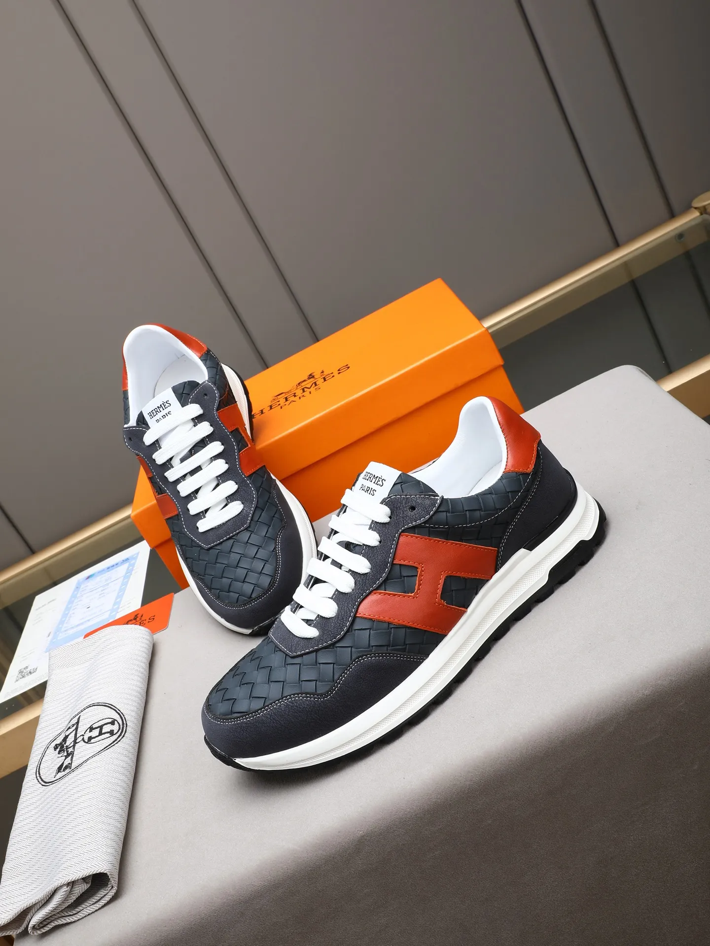 📛📛📛PPP420 (Hermes)🆕Men's color-blocked sneakers with textured calfskin details. Spliced ​​with original cowhide, this shoe draws inspiration from the equestrian world, integrating technical details and practical functions. Breathable sheep lining, original combination outsole, high-end quality, and every detail is perfectly combined! Size: 38-44 (45 can be customized)